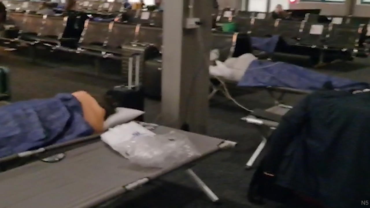 Passagiere aus London am Flughafen Hannover gestrandet "Wir sind alle fix und fertig"