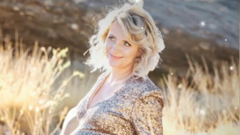 Anna Heiser zeigt ihren Babybauch im Glitzer-Dress Baby-Bauch-Discokugel