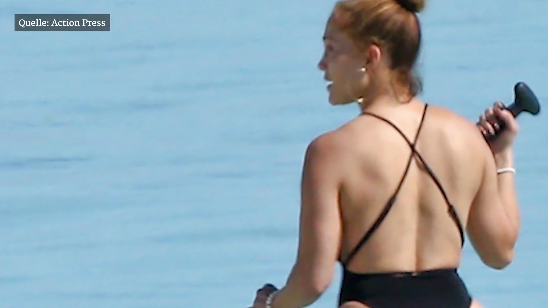 J.Lo zeigt ihren berühmten Po im knappen Badeanzug So sexy kann 51 aussehen