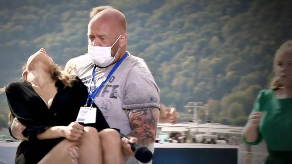 Jessica fällt vor der Jury um – Bohlens Bodyguard greift ein Riesiger Schock beim DSDS-Casting