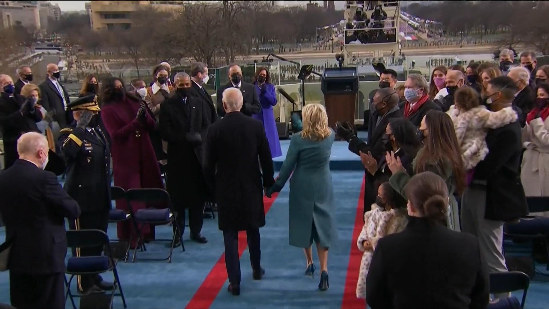 Obama gibt Biden einen Fist Bump Lässige Begrüßung für Joe Biden
