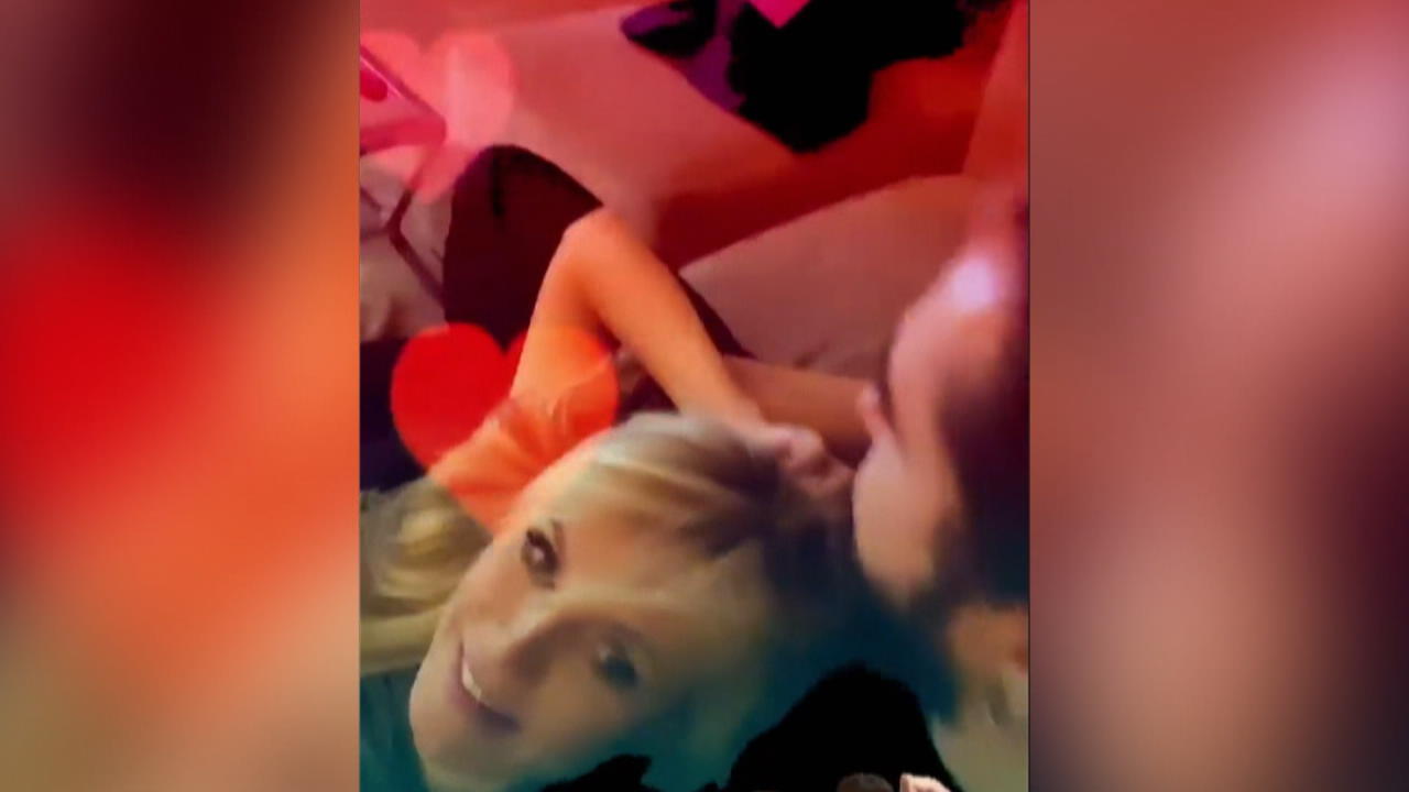 Tom Kaulitz fummelt in Heidi Klums Höschen herum Huch, was macht die Hand denn da?
