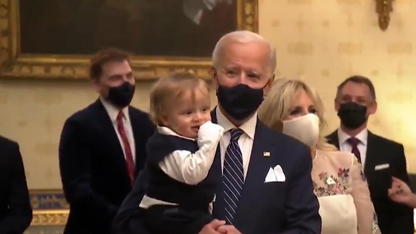 Joe Biden tanzt mit Enkel Beau Amtseinführung in den USA