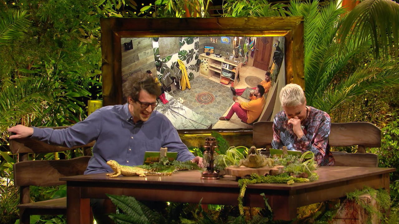 Sonja und Daniel bekommen einen Lachflash Mitten in der großen Dschungelshow