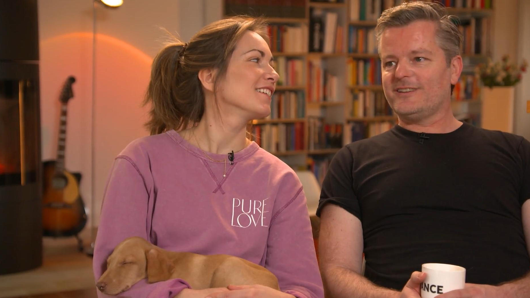 Shari und André Dietz begrüßen ein neues Familienmitglied Welpe Ted macht das Glück perfekt