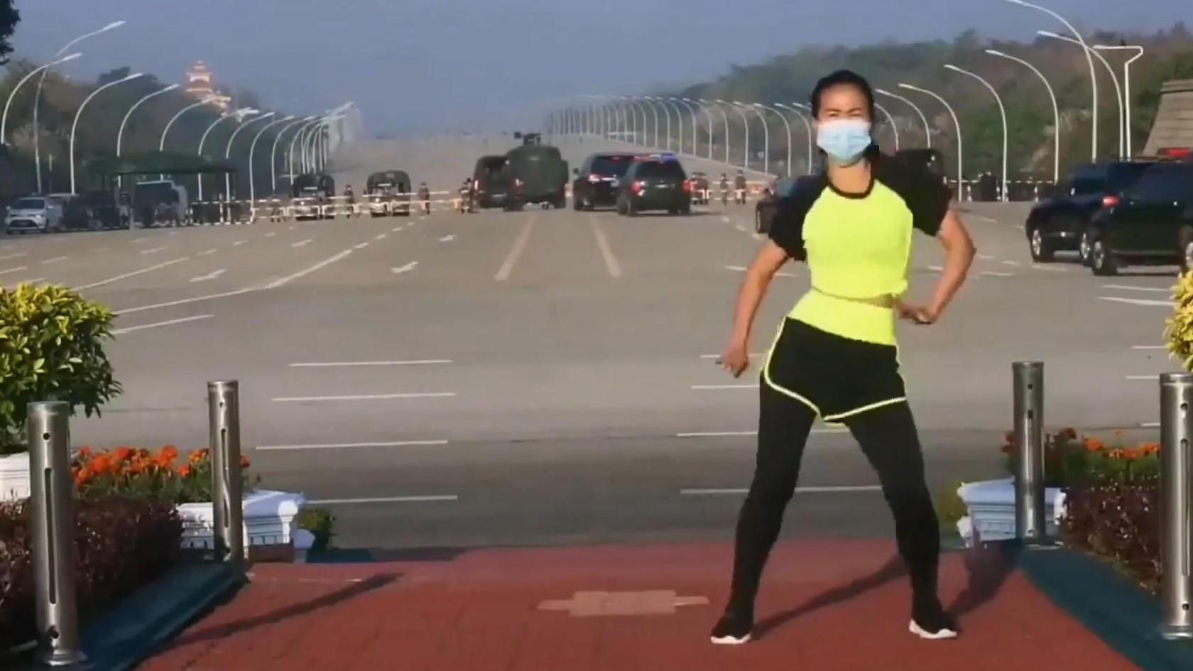 Sportlehrerin tanzt während Militärputsch in Myanmar Umsturz live in Aerobic-Video