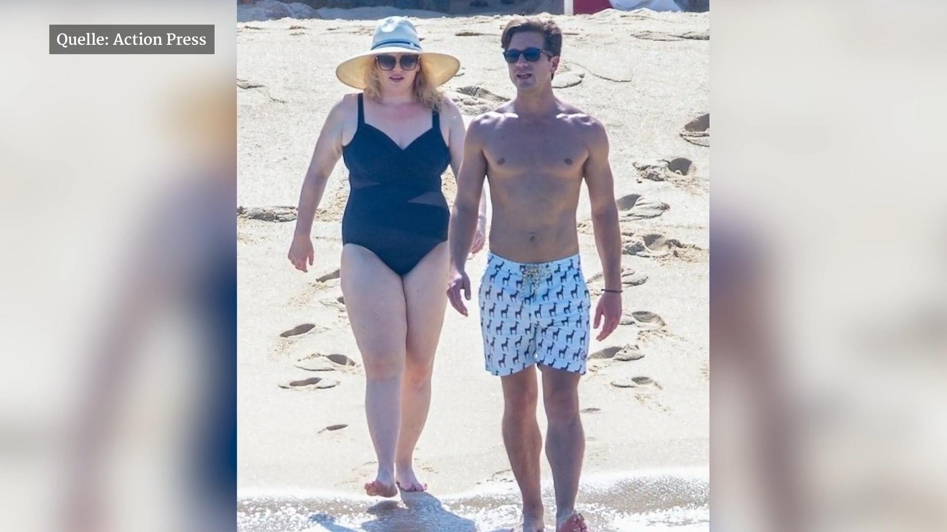 Mit 20 Kilo weniger: Rebel Wilson zeigt sich im Badeanzug Am Strand mit ihrem Hottie