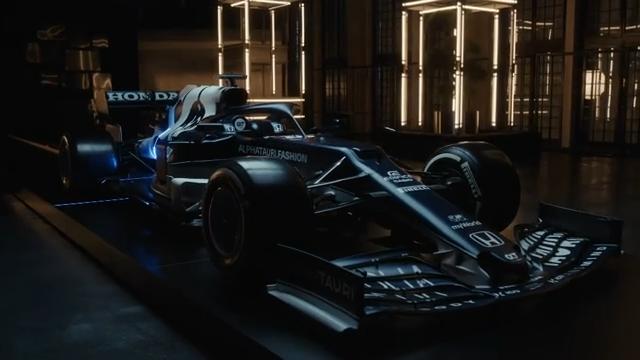 So stylisch präsentiert AlphaTauri den neuen F1-Wagen Inklusive Modenschau