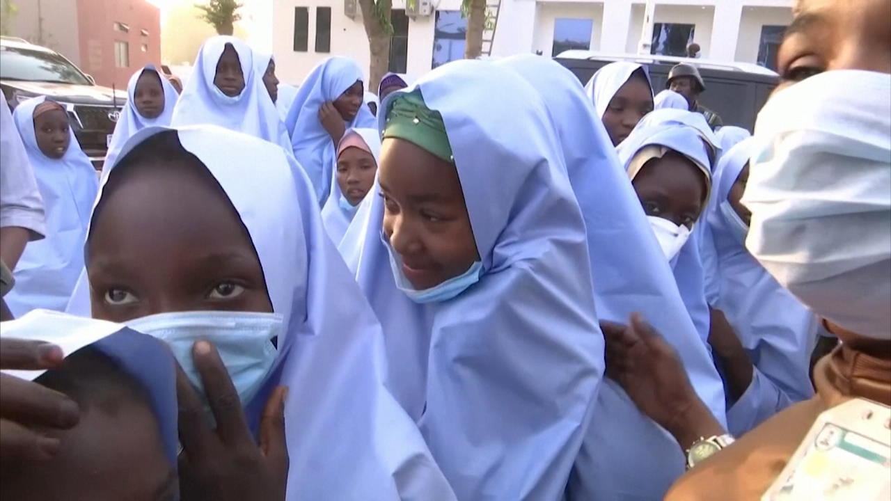 279 entführte Schulmädchen wieder frei Aufatmen in Nigeria