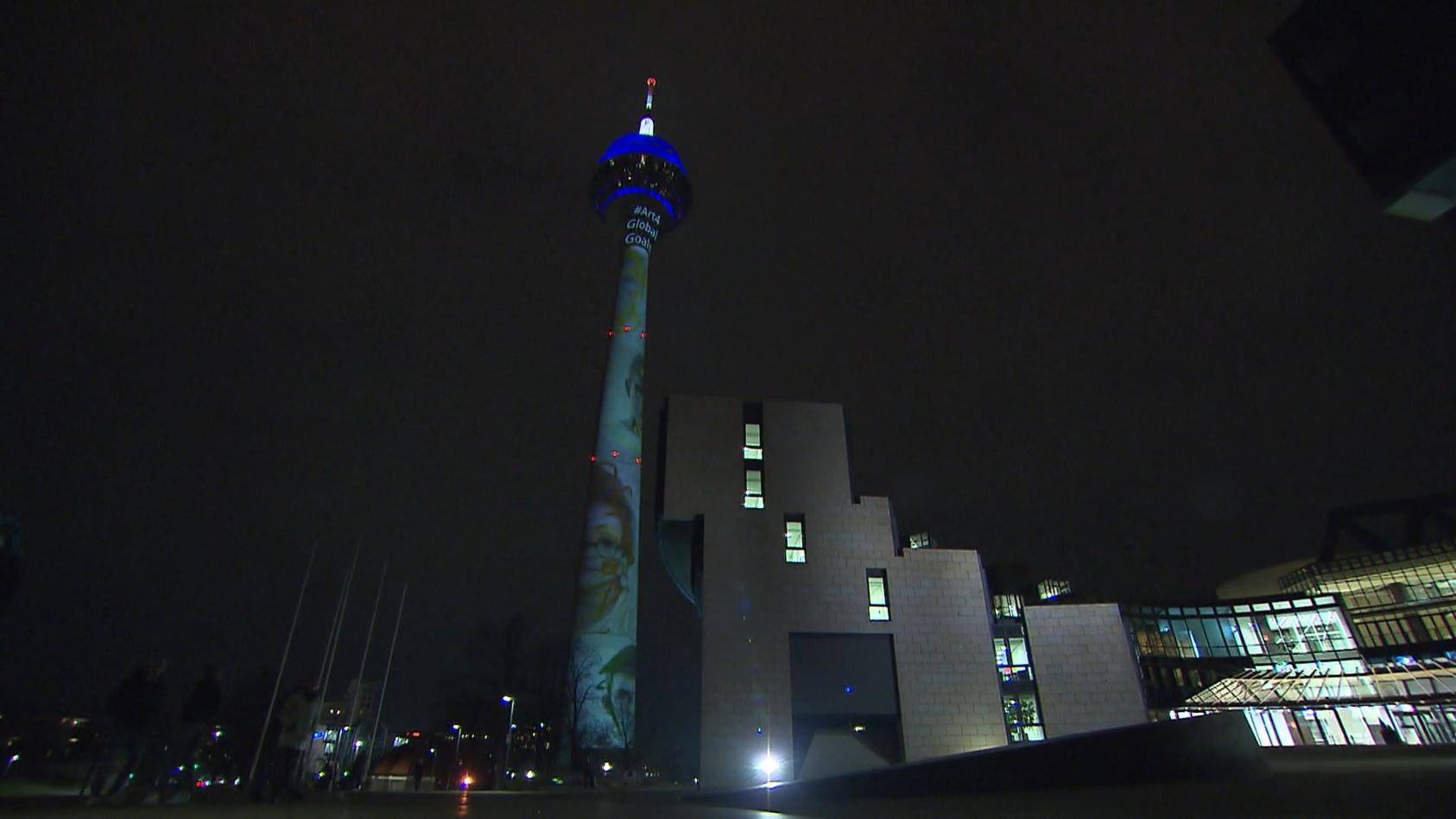 Düsseldorfer Rheinturm mit Botschaft Lichtkunst gegen Corona