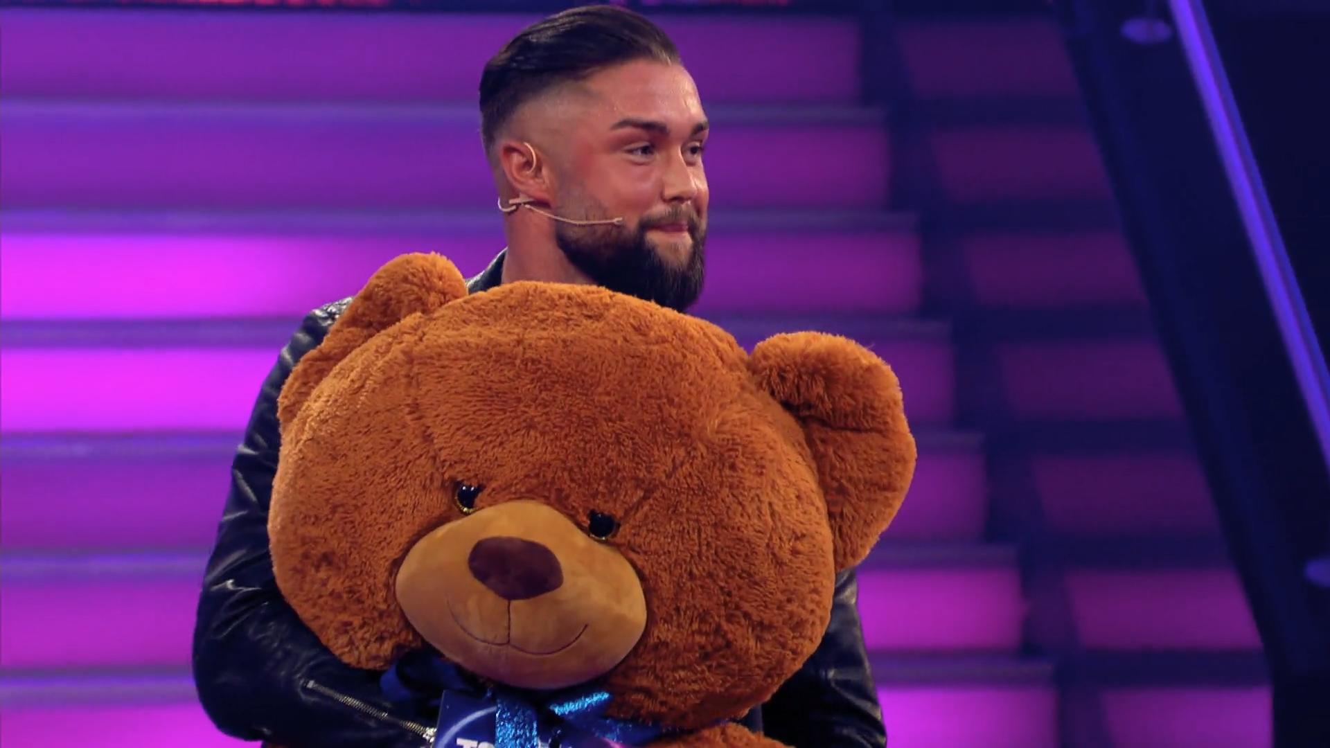 Wie süß! Ihn wollten ALLE Ladys haben "Take Me Out": Groß, niedlich und ganz schön kusch