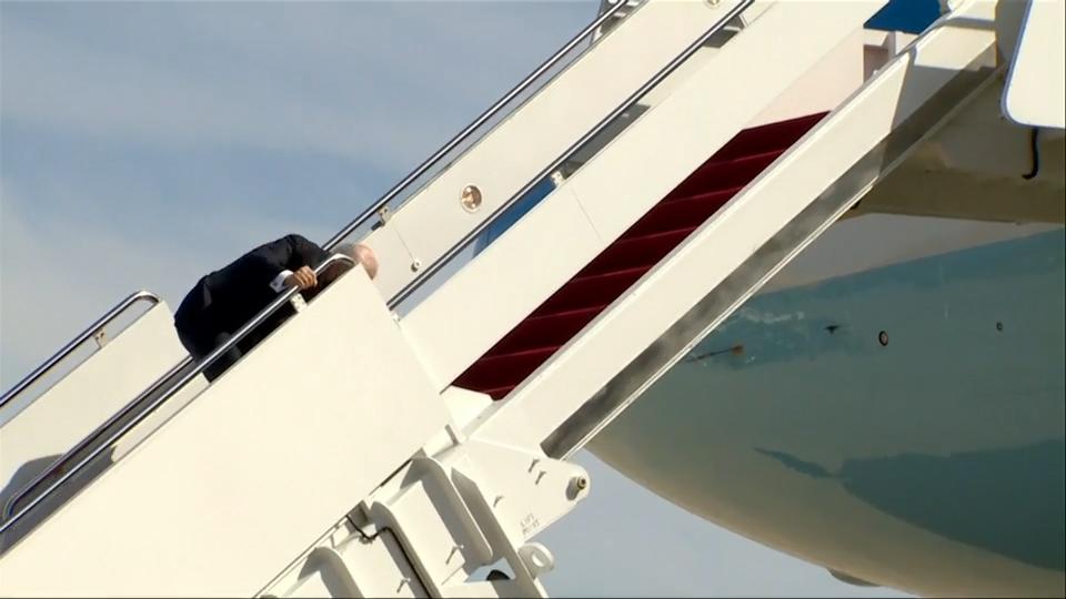 Joe Biden stolpert - doppelt und dreifach Beim Boarding der Airforce One