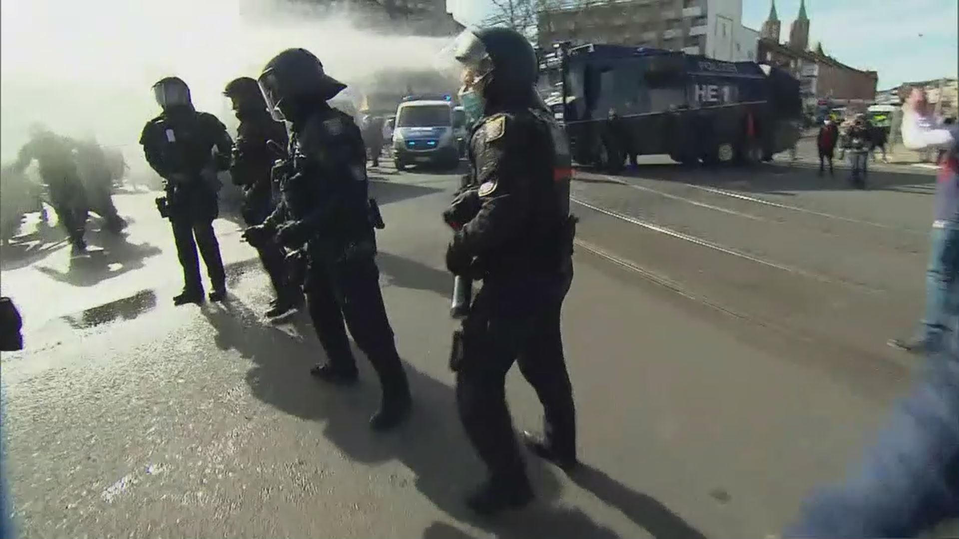 Querdenker-Demo in Kassel eskaliert Polizei setzt Wasserwerfer ein