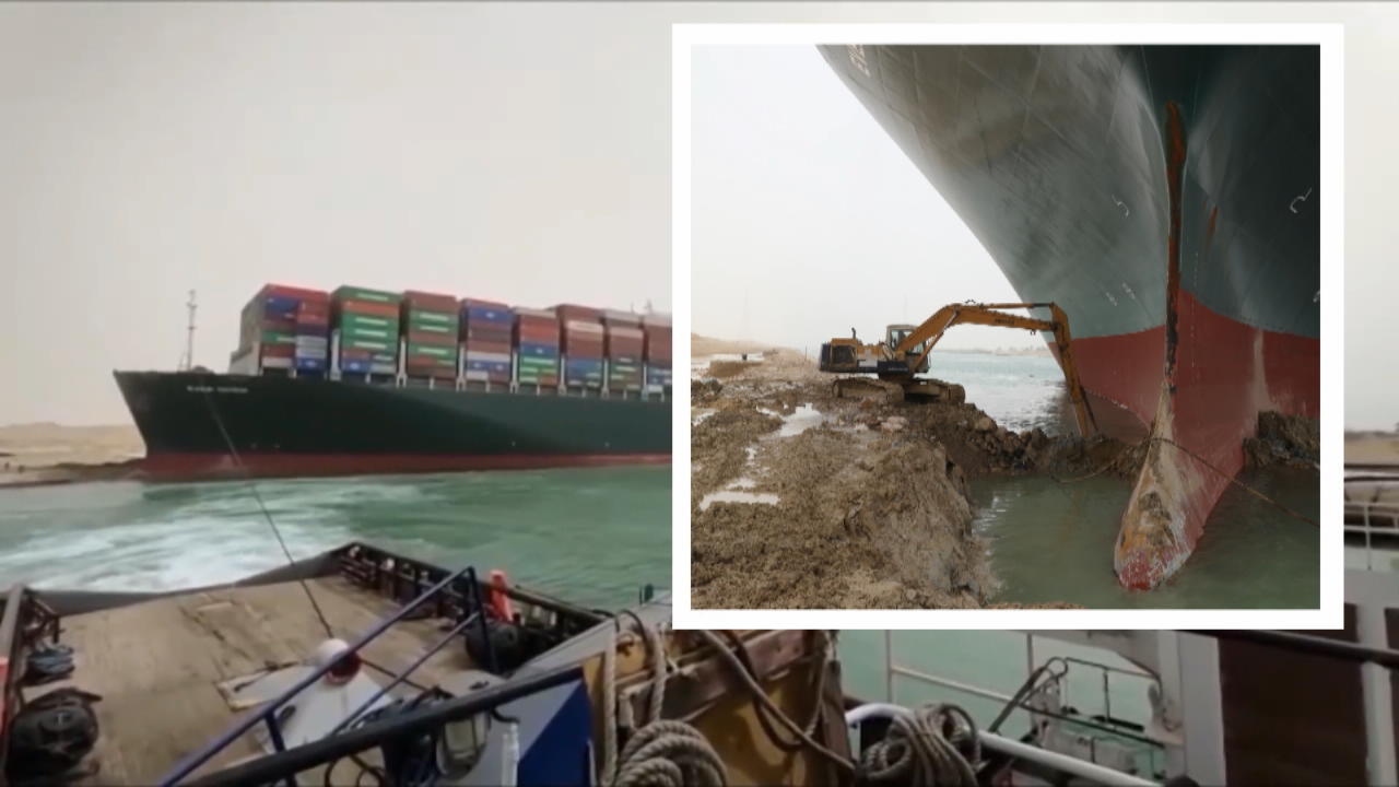 Winziger Bagger versucht Containerschiff zu befreien Suezkanal in Ägypten