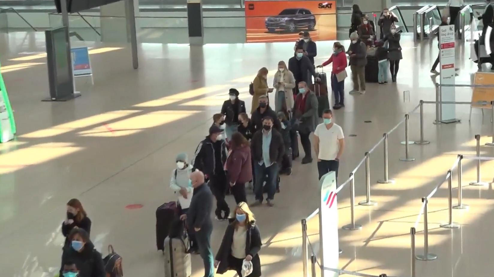 Osterferienbeginn: Tausende reisen nach Mallorca Lange Schlangen am Flughafen