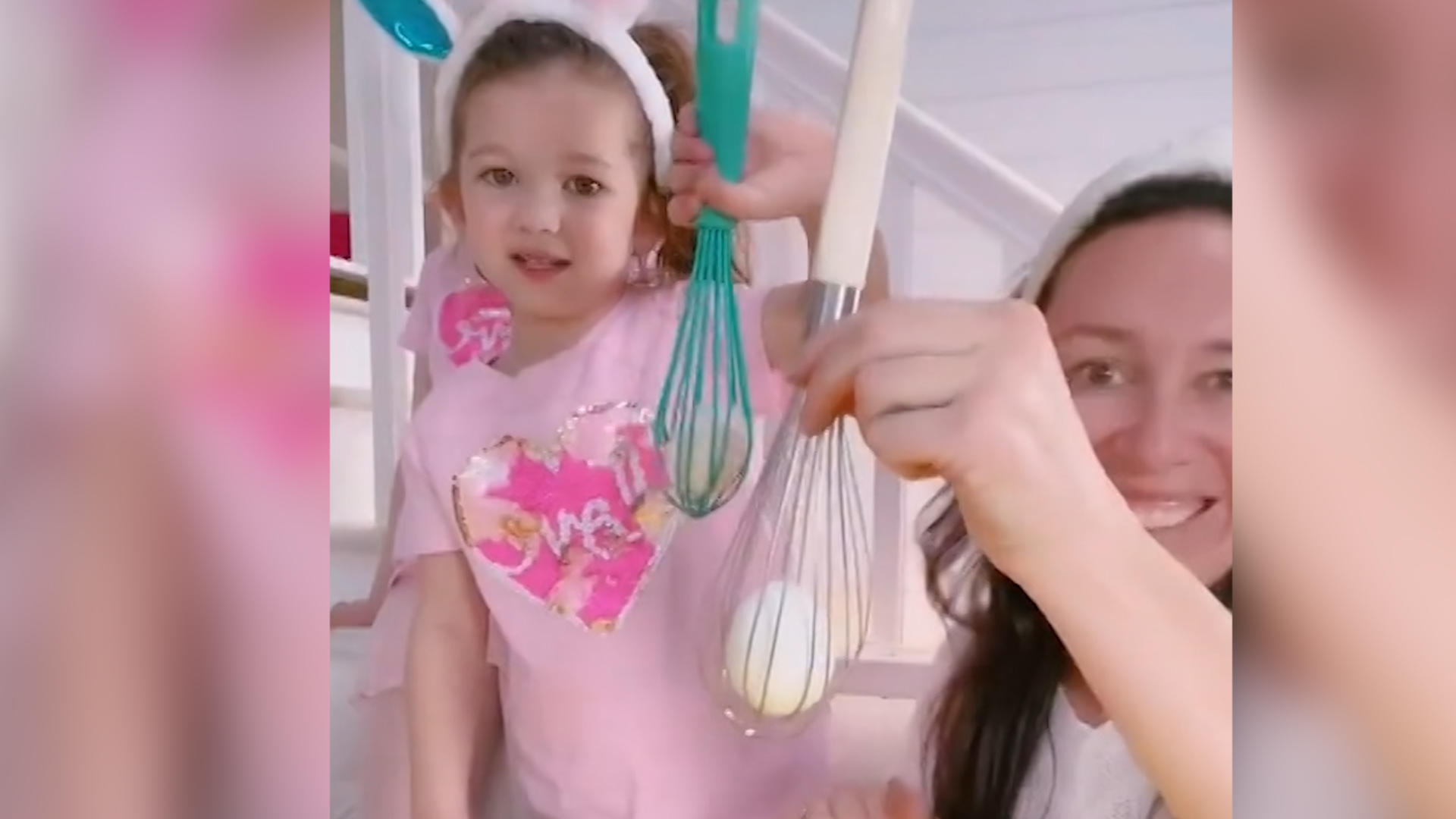 Bemalte Eier mit Schneebesen Life Hack für Ostern mit Kindern