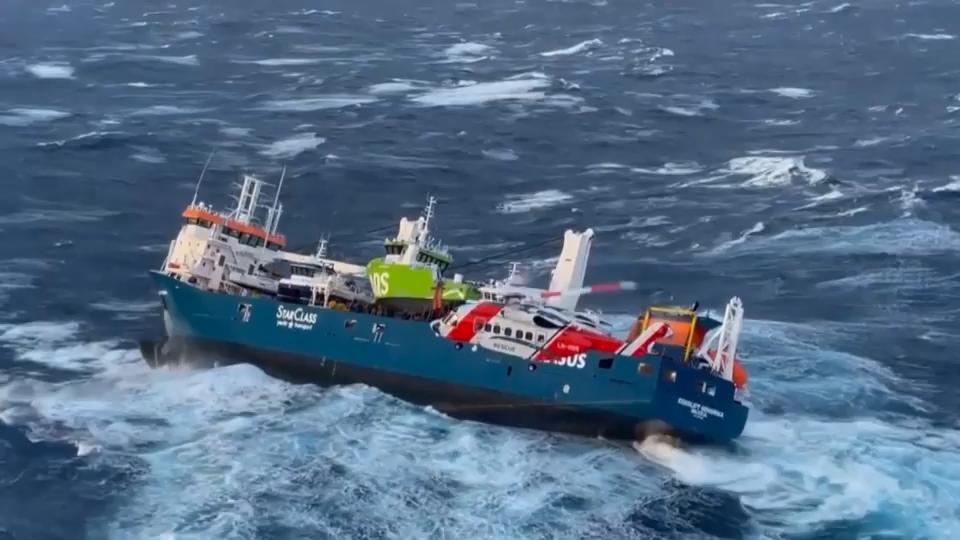 Schwere Umweltkatastrophe befürchtet Führerloser Frachter treibt vor norwegischer Küste