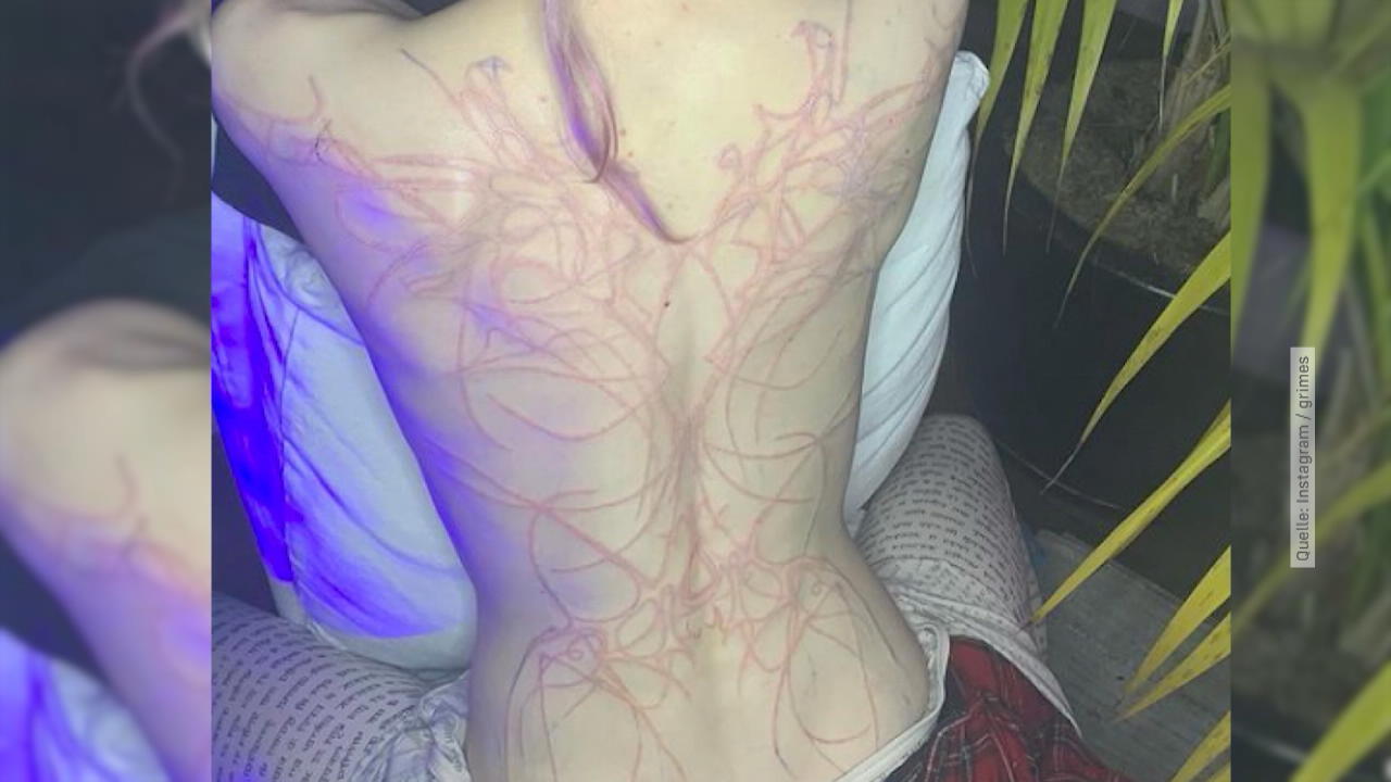 Sängerin Grimes überrascht mit Tattoo Alien-Narben enthüllt