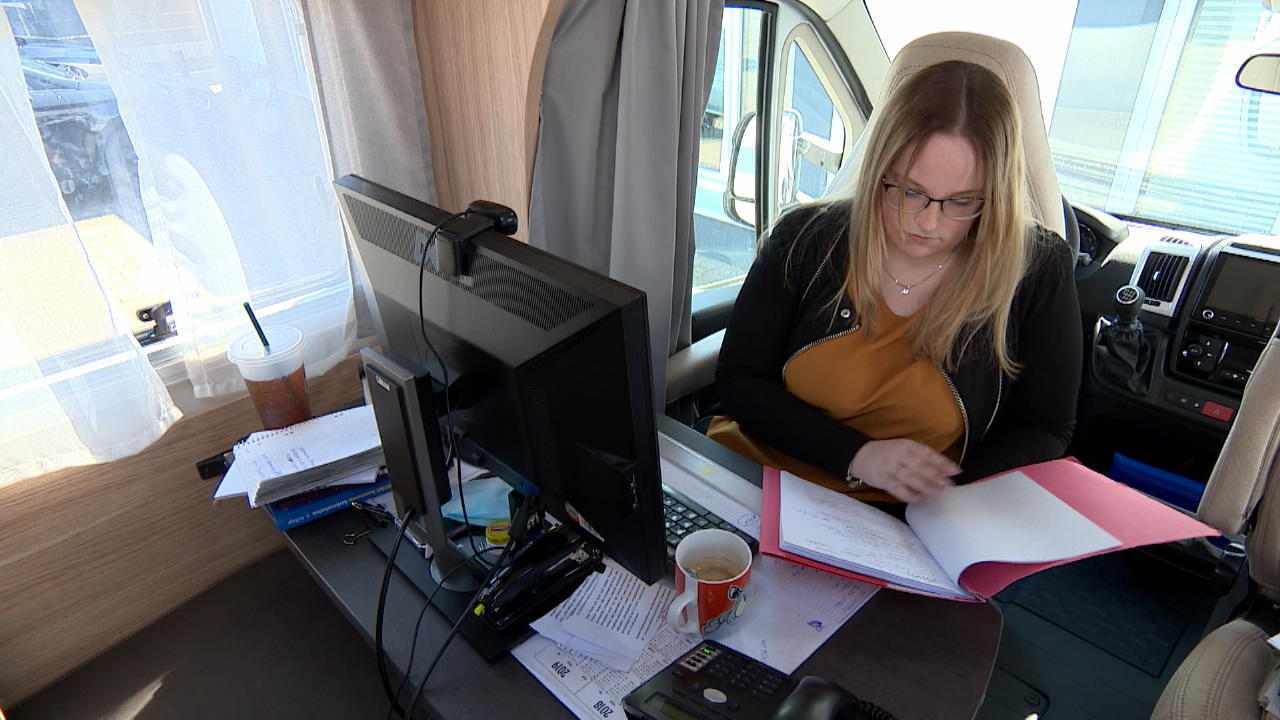 Dortmunder Anwalt stellt Wohnmobile für Homeoffice auf Arbeiten, wo andere Urlaub machen