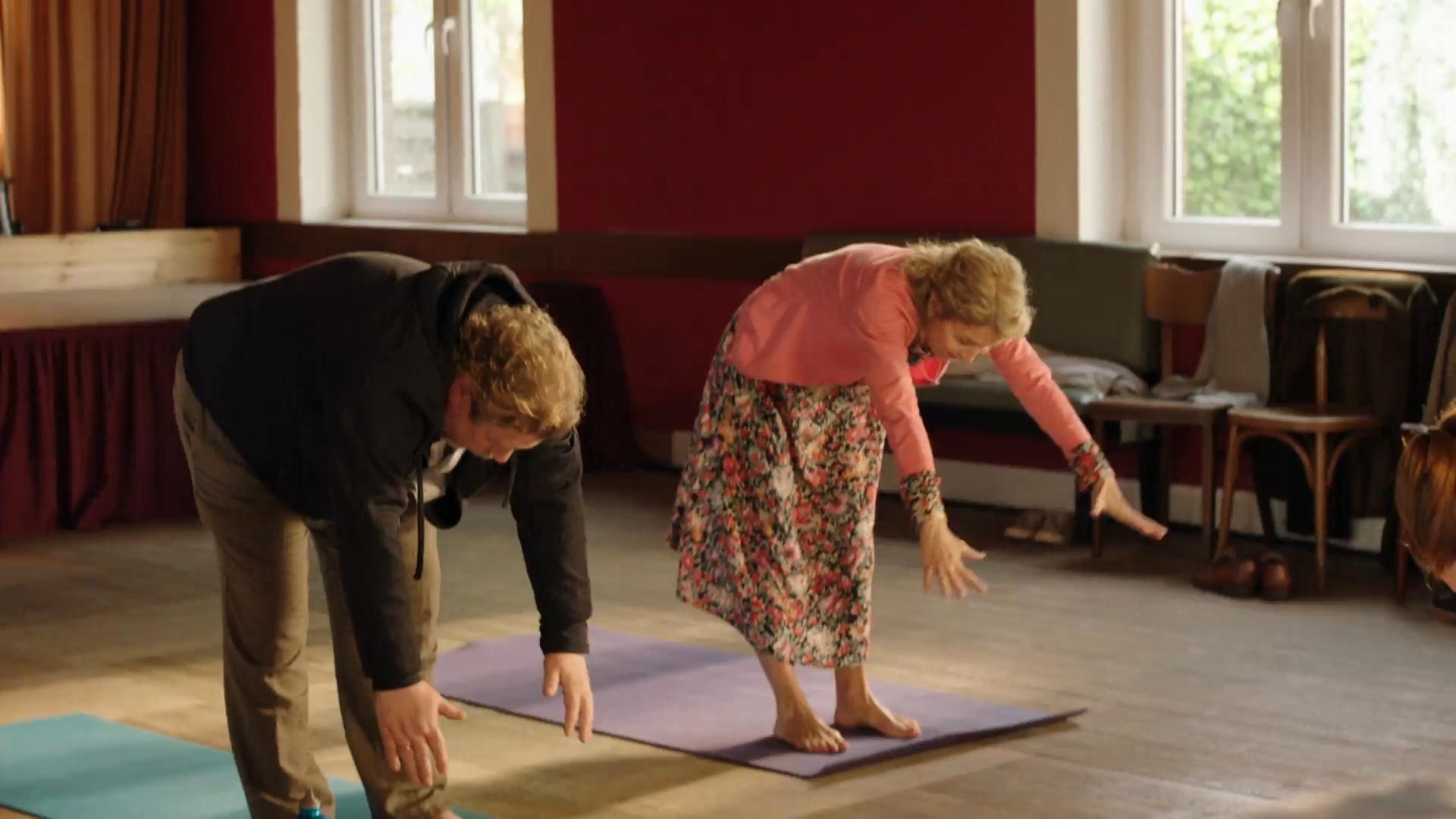 Dr. Schmieta begleitet Toni und Valerie zum Yoga "Dann sterbe ich halt auf diese Art"