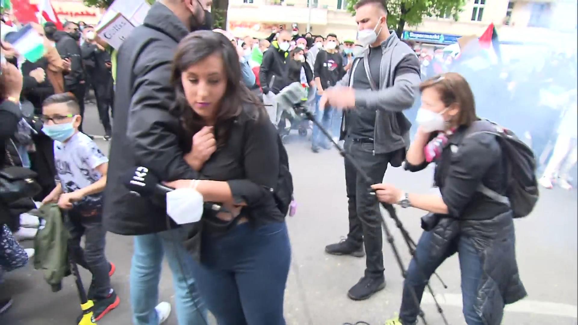 RTL-Team mit Böllern beworfen Anti-Israelische Demo in Berlin