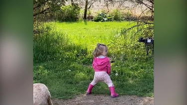 Kleinkind ahmt Vater nach SO pinkelt man im Stehen