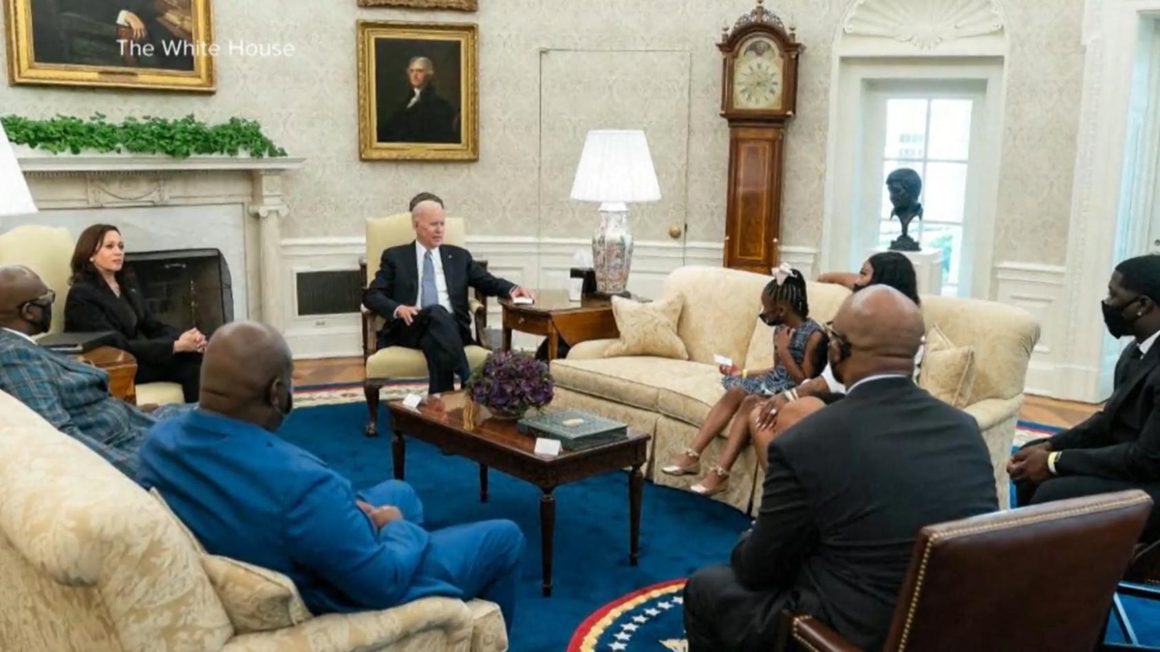 Biden und Harris empfangen Angehörige im Weißen Haus Erster Todestag von George Floyd
