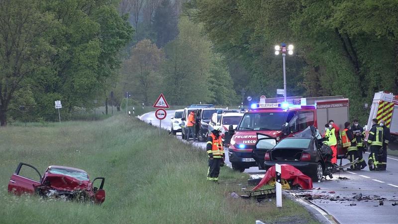 b275 unfall bei geldern mutter und sohn sterben bei frontalzusammenstoss