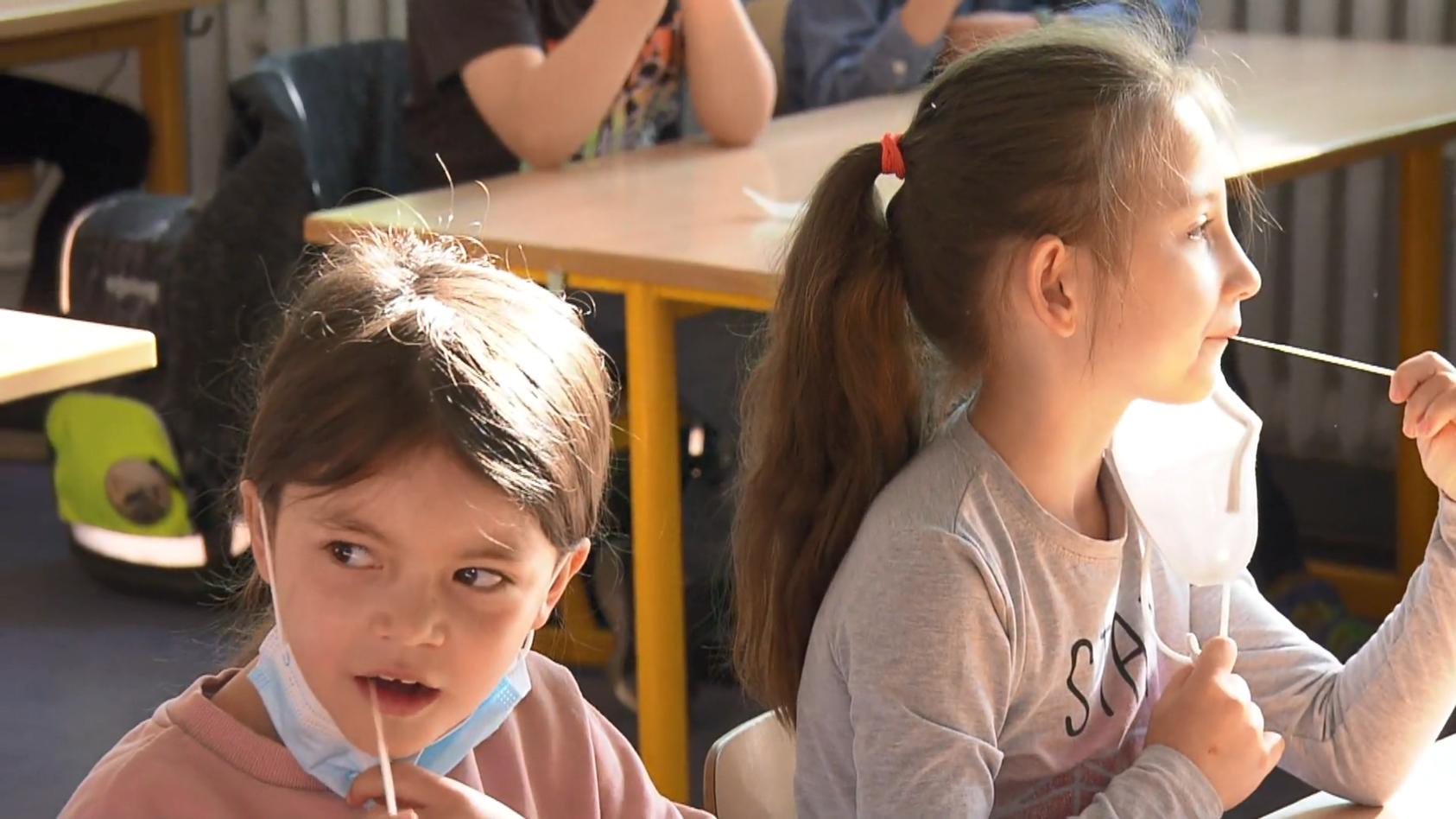 Fast überall in NRW Präsenzunterricht gestartet Schüler zurück in Schulen