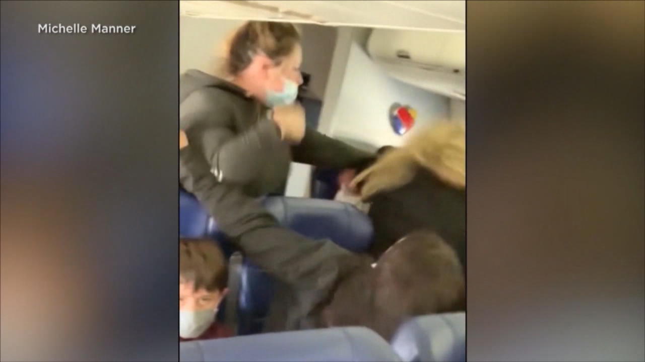 Passagierin attackiert Stewardess Weil sie sich nicht anschnallen wollte