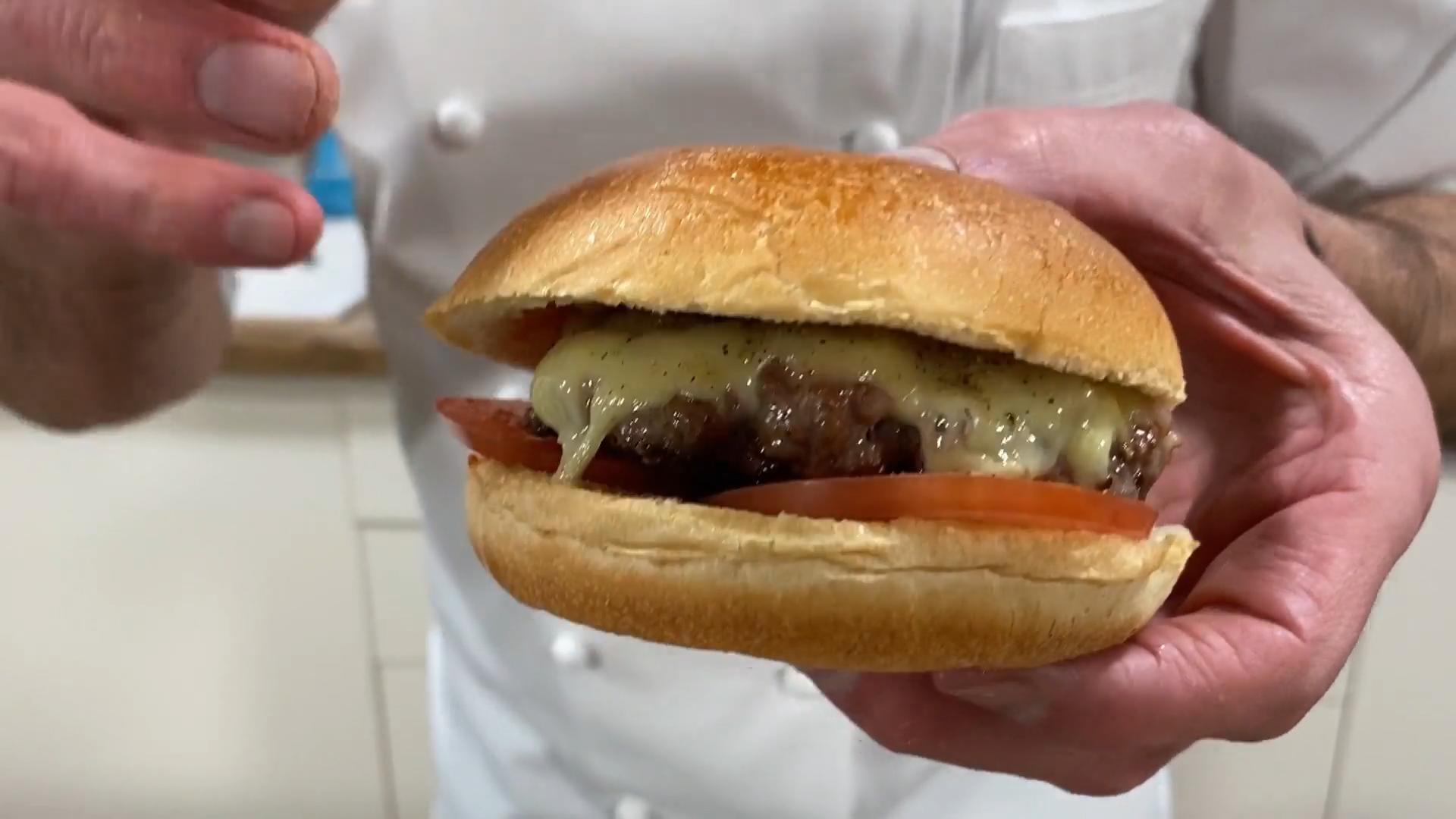 Knuspriger Cheeseburger mit Bacon Hensslers schnelle Nummer