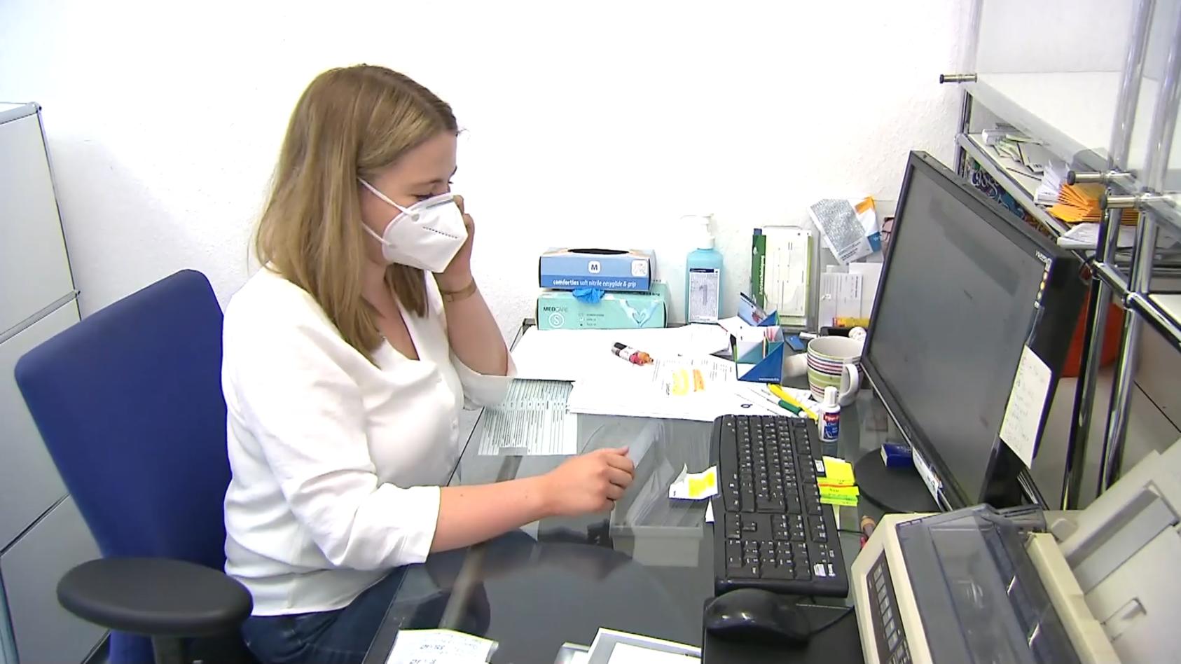 Ende der Impf-Priorisierung: Ansturm auf Hessens Hausärzte Praxen am Limit
