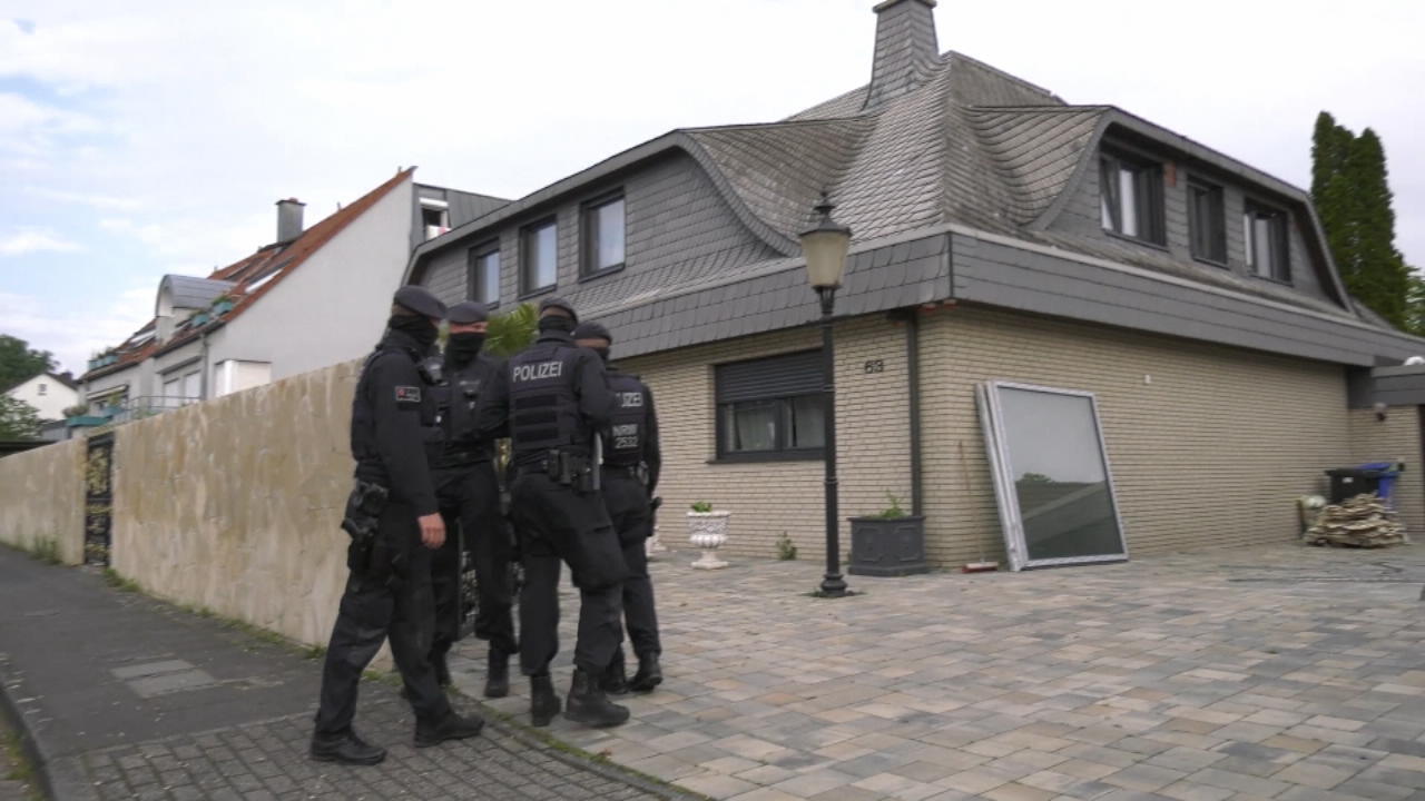 SEK stürmt Villa eines Hartz-4-Empfängers Schlag gegen Clan-Kriminalität