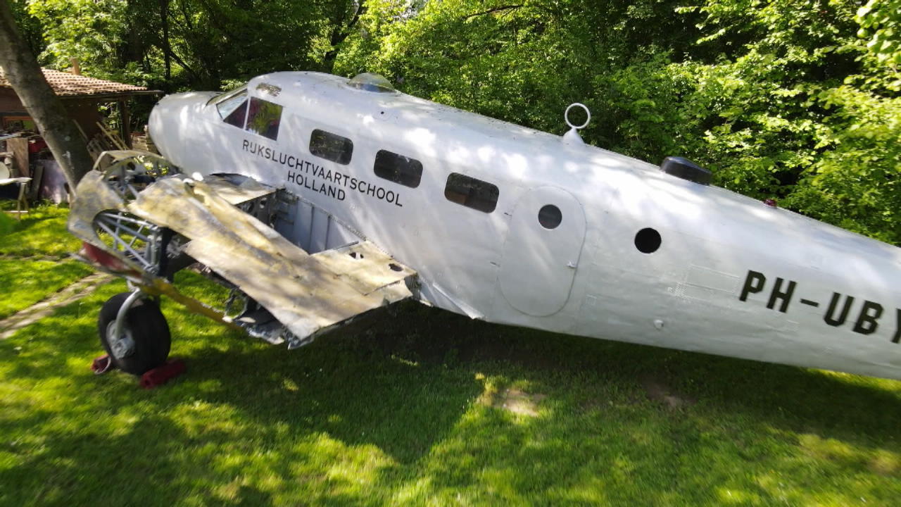 Mann aus Königswinter hat ein Flugzeug im Garten Gartendeko XXL