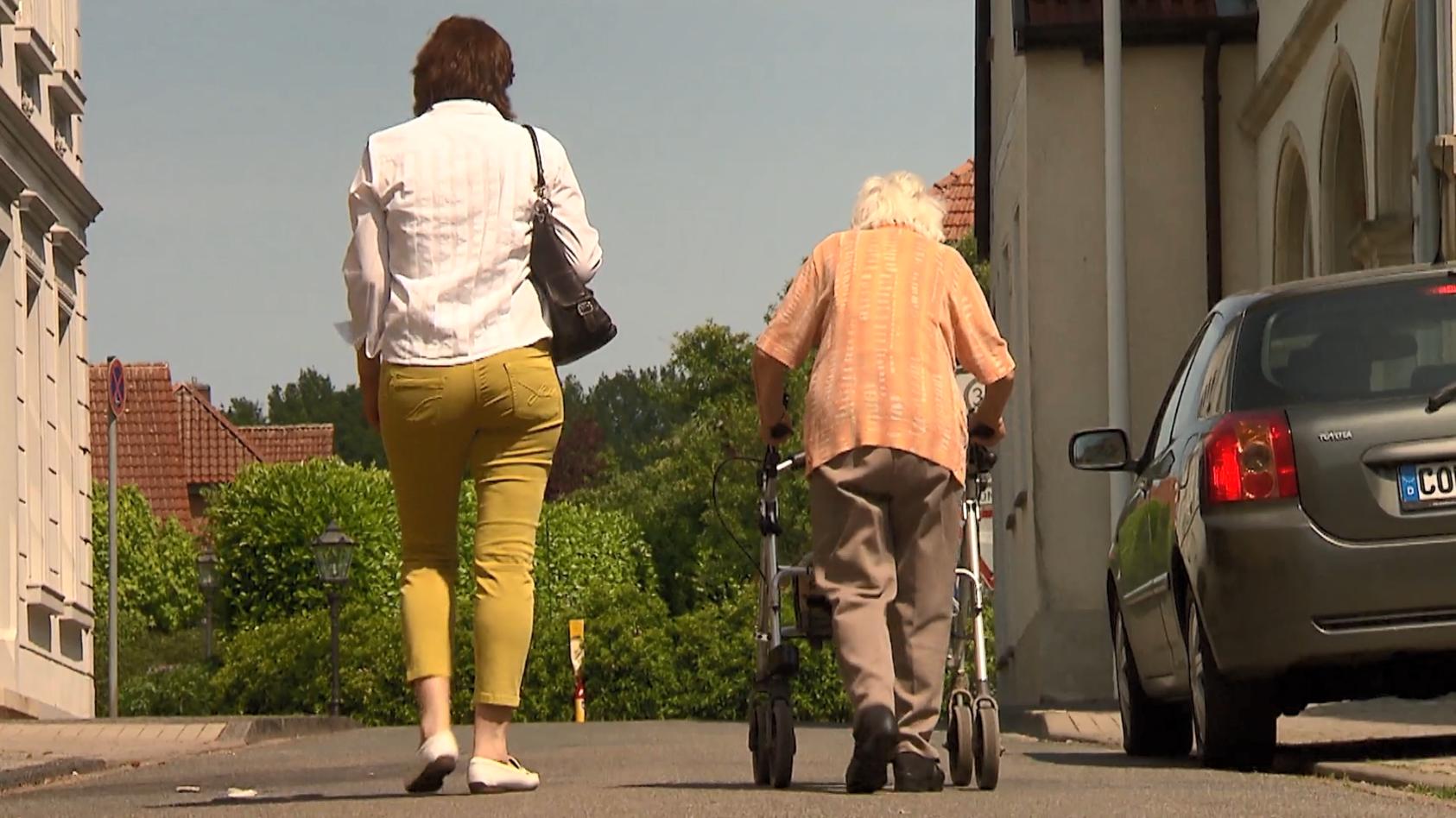 97-Jährige sammelt im Gehen Spenden Für den guten Zweck