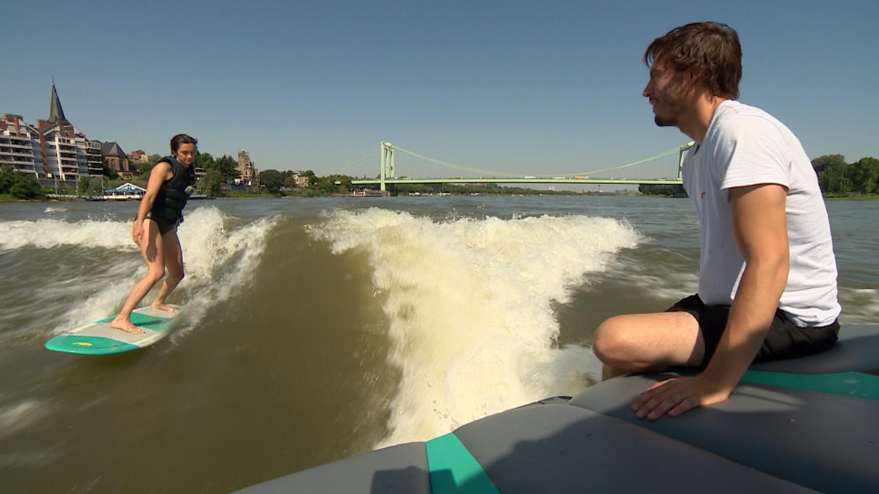 Jungunternehmer bieten Surfkurse auf dem Rhein an Hawaii-Feeling in Köln