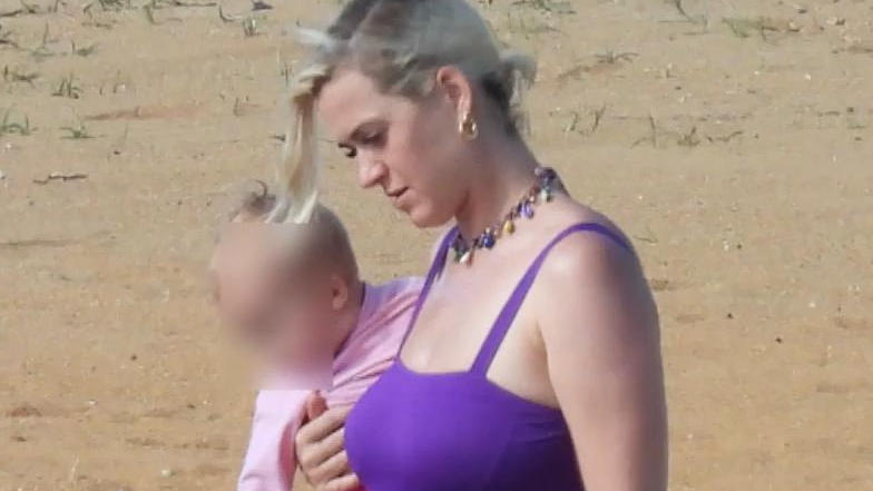 Katy Perry zeigt authentischen After-Baby-Body Im Badeanzug mit Tochter Dove am Strand