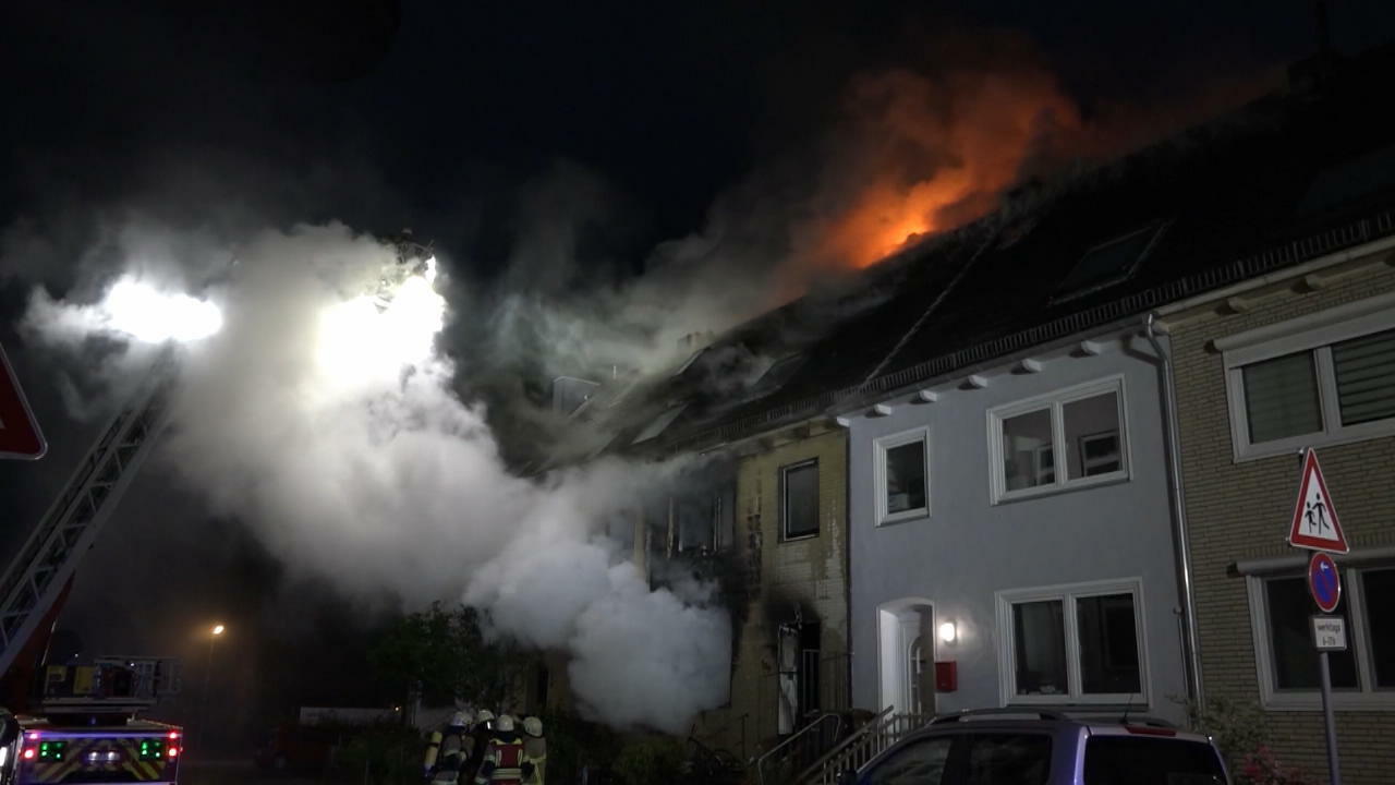 Im Bremer Stadtteil Walle brannte ein Reihenhaus lichterloh Feuerinferno