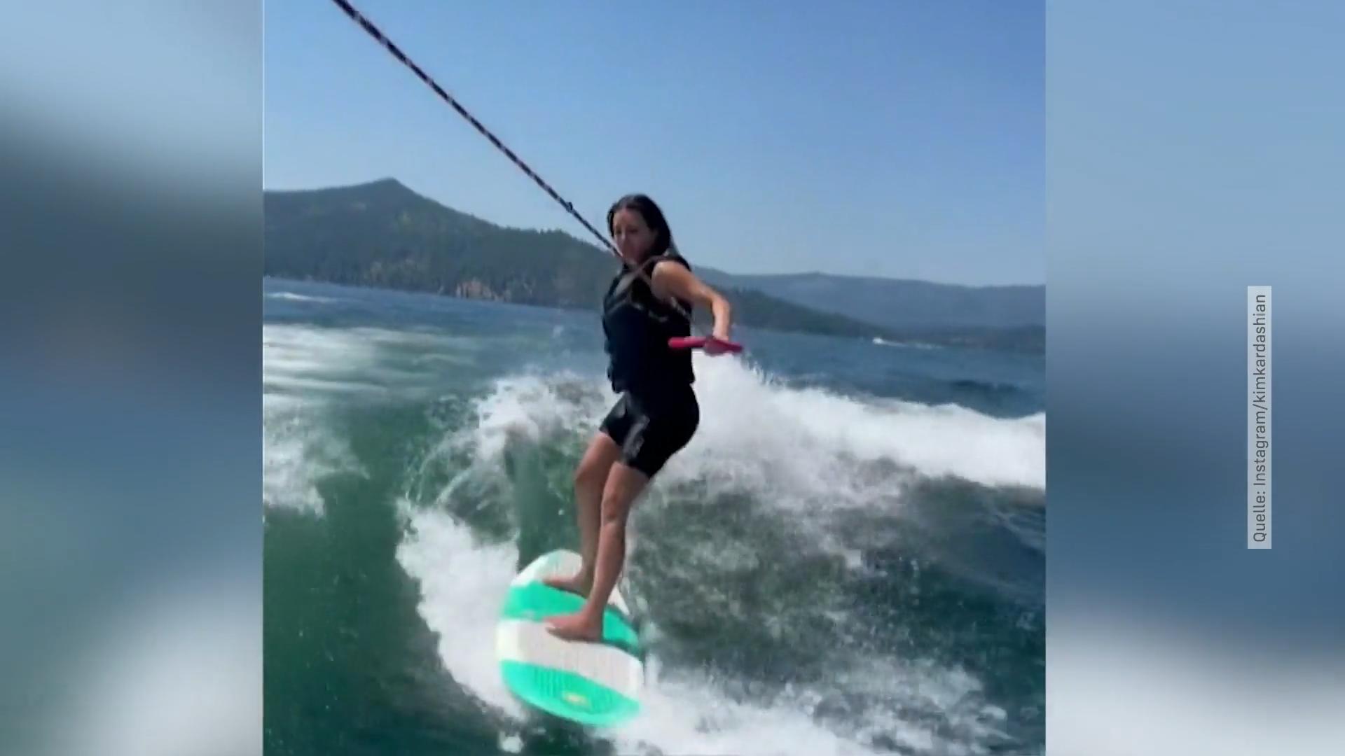 Kim Kardashian beim Wakeboarding Wasserspaß mit den Kindern
