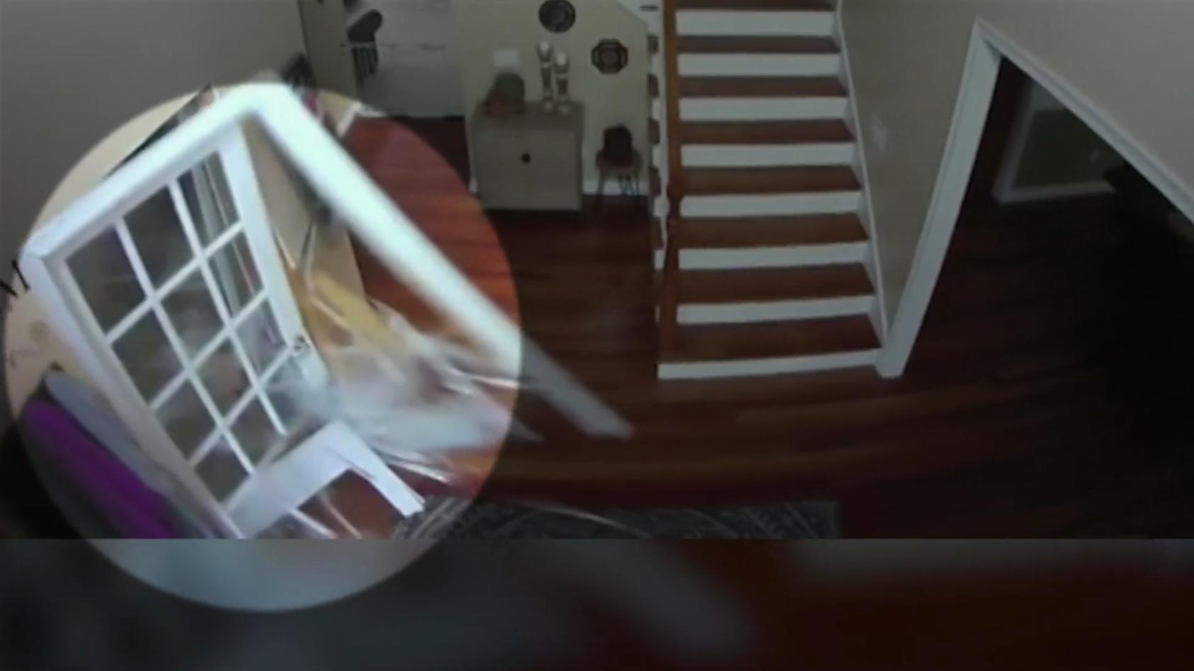 Mädchen kracht in Haus - Fünfjährige entgeht Katastrophe Schockierendes Überwachungsvideo