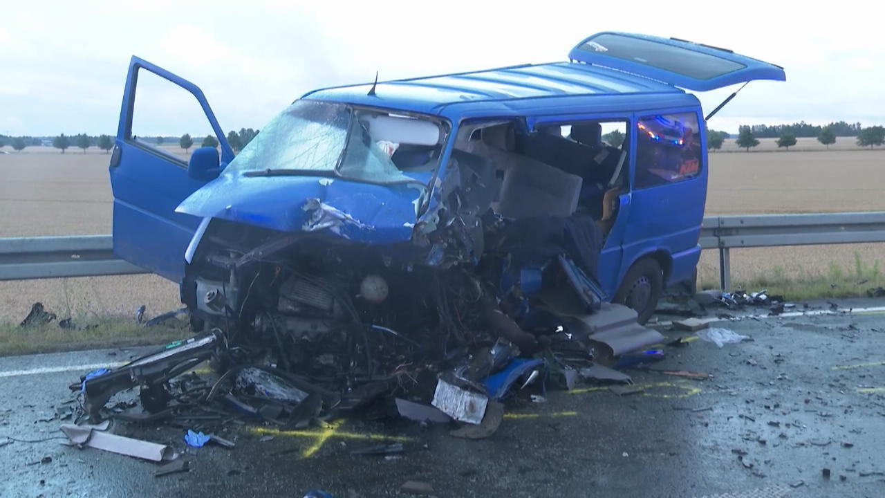 9 Verletzte nach Horror-Crash Familie in VW-Bus schwer verletzt