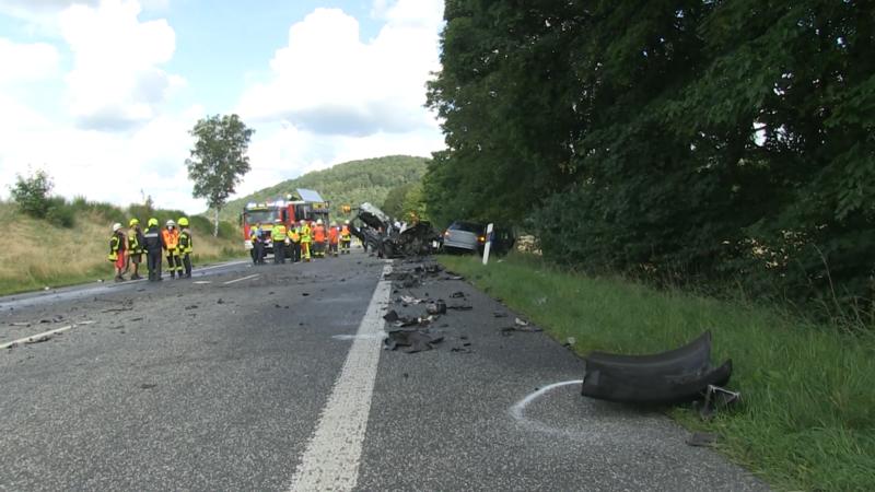 frontalcrash auf b253 in hessen eltern sterben bei zusammenstoss mit lkw baby uberlebt