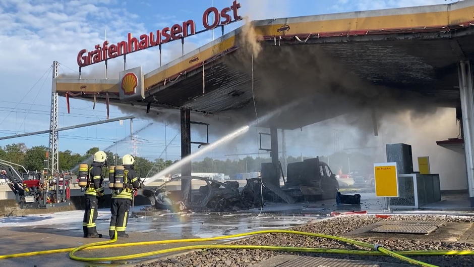 A5-Raststätte Bei Weiterstadt Nach Unfall In Flammen: Auto Krachte In ...