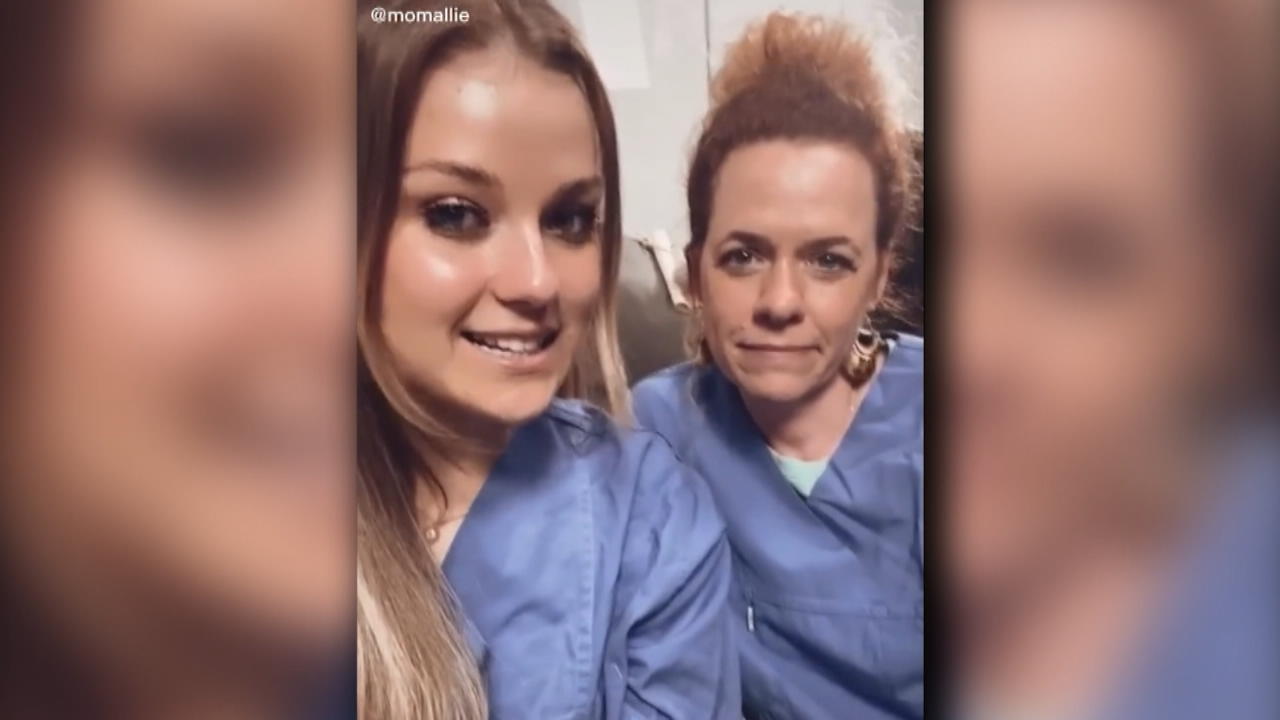 Hebammen veranschaulichen Größe eines Babymagens Winziger wie eine Blaubeere