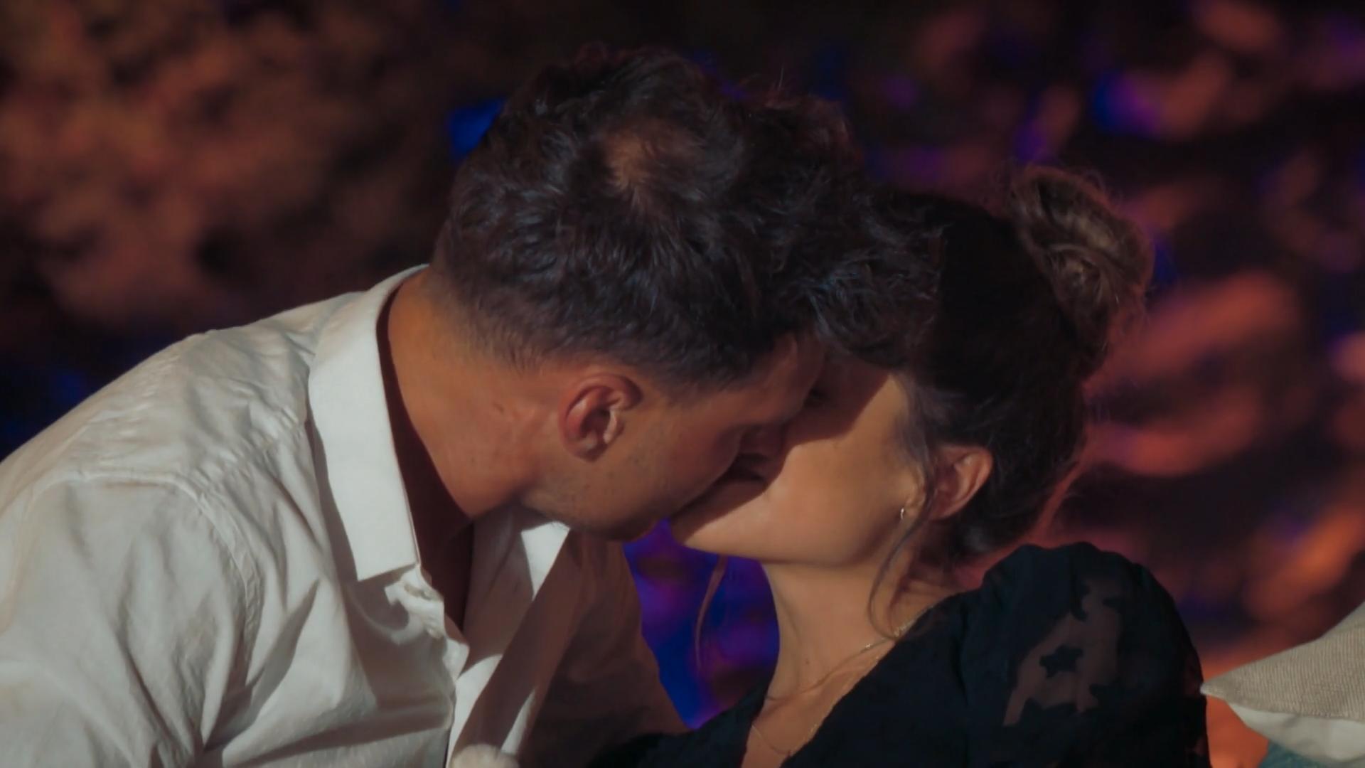 Dominiks Kuss macht Maxime glücklich Romantischer Bachelorette-Moment