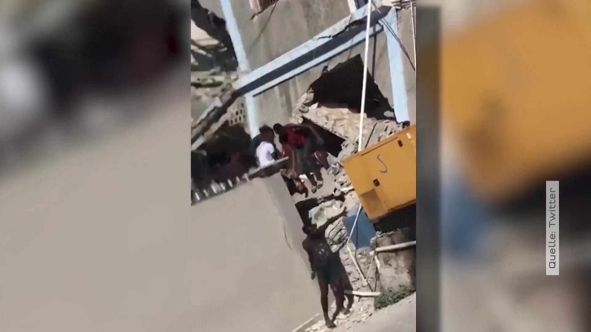 Menschen rennen in Panik auf die Straße Erdbeben in Haiti