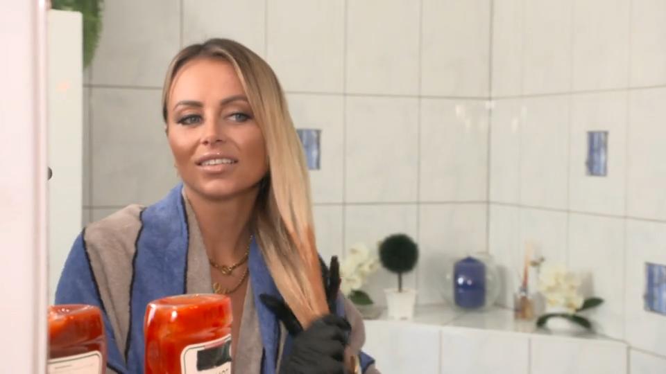 Ketchup im Haar: Cooler Beautyhack oder eklig? Jade Übach testet Ketchup als Haarmaske