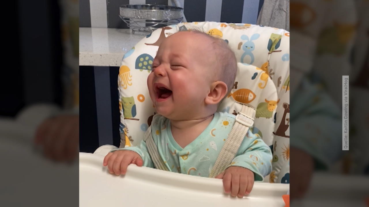 Baby lacht sich kaputt Tröte ist der Auslöser