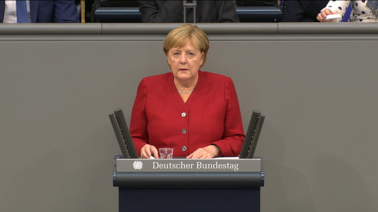 Merkel: Was Deutschland jetzt in und für Afghanistan tut Wir scheuen nicht vor Geprächen mit Taliban zurück