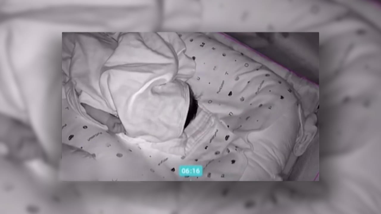 Vater eingeschlafen Baby beinahe erstickt